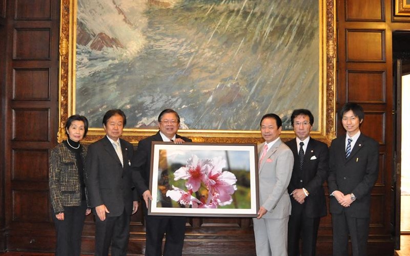 タイ王国へ植樹して咲いた桜の写真を寄贈